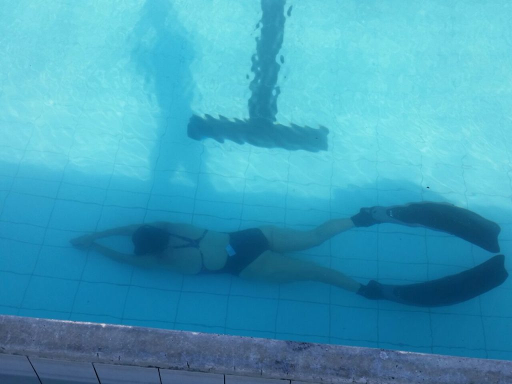 La apnea permite sumergirse debajo del agua, ya sea en piscina o en mar.