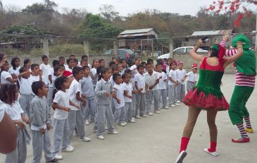 Villa Club realiza fiesta navideña en la Escuela del Recinto Sabanilla